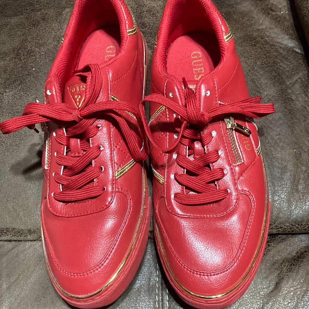 Guess tennis shoes good condition